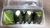 にぎりたての「おにぎり」―左から めばり、焼きたらこ、しゃけ、野沢菜