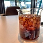 アイスコーヒー ビーカー入りー蔦屋書店内カフェ
