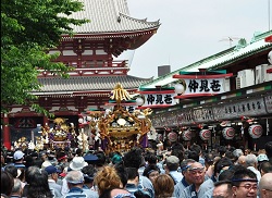 三社祭ー例年　出典：フリー百科事典『ウィキペディア』
