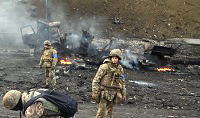 キエフ市内で不発弾を回収するウクライナ軍の兵士たち ーＡＦＰ時事（2022年02月26日）