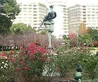 踊り子像とバラ園ー秋の公園