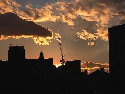 ２０１２年１１月―街が未来へ向け走る。雲が朝日に棚引く。懐かしい、シルエット！