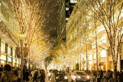 2025年12月―まぶしい季節が 黄金色に街を染めて　君の横顔 そっと包んでた